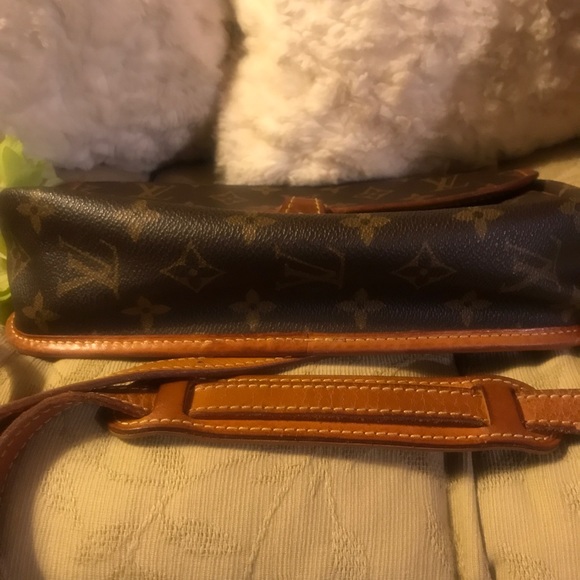 🔥SOLD🔥VINTAGE LOUIS VUITTON Gibeciere PM Bag!! - Picture 3 of 8